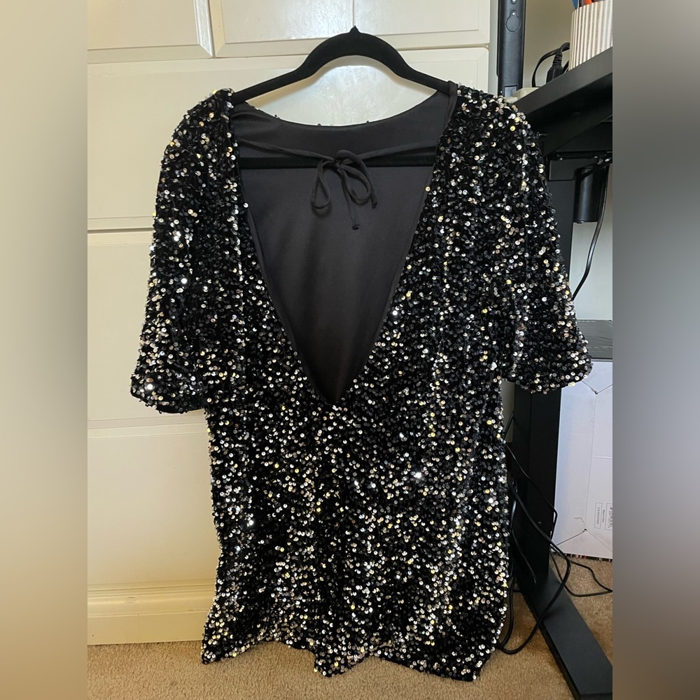 Size 8 (Large) sparkly black dress! Worn once to the eras tour.